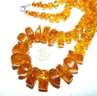 handgefertigtes Einzelstück, Vintage-Bernstein-Kette aus polierten Disc-Scheiben im Verlauf bis auf 26 mm, durchgeknotet, honiggelb, schöne funkelnde Einschlüsse, Karabiner-Verschluß aus 925 Silber, Gesamtlänge 56 cm, um 1970, Top-Zustand -	
 Nur erhältlich im Onlineshop von Juwelier & Goldschmiede Danilo!