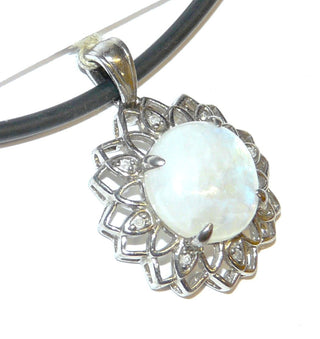 sternförmiges Einzelstück, Anhänger aus 925 Silber mit einem runden, herrlich blau schimmernden, indischen Mondstein mit 8 Diamanten, umrahmt von einer offenen graphischen Rosette, ca. 27 mm x 20,5 mm mit Schlaufe - Unikate und Pretiosen nur erhältlich im Onlineshop der Goldschmiede Danilo!
