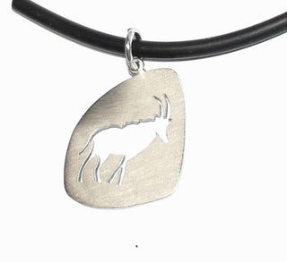 schlichtes Einzelstück, Sternzeichen, Unikat-Anhänger aus 925 Silber, ein ausgesägter Steinbock in einer asymmetrischen, abgerundeten Silberplatte mit seidenmatter Oberfläche. Durch seine klare Form auch sehr schön als Herrenanhänger. Ca. 24 mm X 22,5 mm - Unikatschmuck nur erhältlich im Onlineshop von Juwelier & Goldschmiede Danilo! 