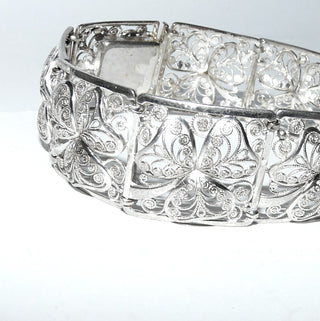 Einzelstück, Vintage-Filigran-Armband, Glieder-Armband aus 800 Silber, historischer Trachten- & Gesellschaftsschmuck, 19 cm lang, 7 filigrane, leicht aufgewölbte, quadratische Blumen-Elemente mit Kleeblatt-Motiv in Filigran-Technik gearbeitet, liegt eher wie ein Armreif, poliert, Art Deco um 1930, Kastenschloß, Sicherheitsacht