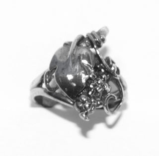 Retro-Einzelstück, Ring mit schön ausgearbeiteter halbplastische Weinrebe mit Blatt und Traube, aus 925 Silber, in den Tiefen geschwärzt, Ringweite 49, Trachten- & Landhausschmuck um 1950 - Unikate und Pretiosen nur erhältlich im Onlineshop der Goldschmiede Danilo!
