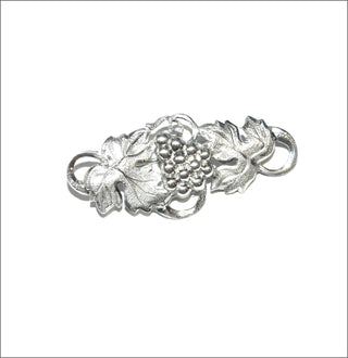 Einzelstück der Nachkriegszeit, Unikat-Silberbrosche aus 835 Silber mit einer plastischen + detaillegetreuen Abbildung zweier Weinblätter mit Weintraube, alte Handarbeit, ca. 42,6 mm X 18,8 mm, um 1940-1950 - Vintage-Schmuck nur im Onlineshop von danilogold!