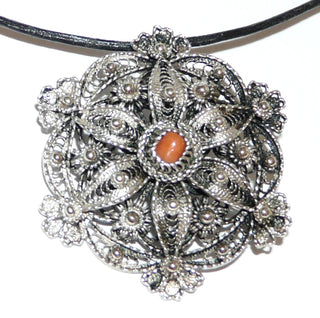 Trachtenschmuck, filigraner gefertigtes Einzelstück, Korallen-Anhänger + Brosche in Filigrantechnik, Brosch-Anhänger als Rosette mit Kugeln, 835 Silber poliert, in den Tiefen geschwärzt mit einer kleinen roten Naturkoralle, Art Deco um 1920. Dazu paßt Vin 0098 + Vin 100-	Unikatschmuck nur erhältlich im Onlineshop von Juwelier & Goldschmiede Danilo!