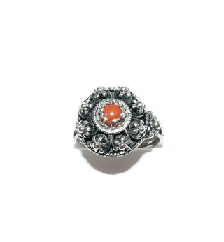 filigranes Einzelstück, Vintage-Trachtenschmuck, Korallen-Ring in Filigrantechnik gearbeitet, alte Handarbeit, Rosette mit Kugeln aus 835 Silber, Oberfläche hell poliert, in den Tiefen geschwärzt, Naturkoralle, Ringweite 53. Dazu paßt Vin 0098-99, Art-Deco um 1920 -	Vintage-Schmuck nur im Onlineshop von danilogold!