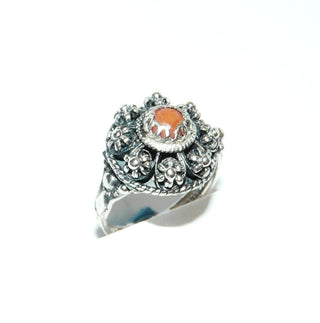 filigranes Einzelstück, Vintage-Trachtenschmuck, Korallen-Ring in Filigrantechnik gearbeitet, alte Handarbeit, Rosette mit Kugeln aus 835 Silber, Oberfläche hell poliert, in den Tiefen geschwärzt, Naturkoralle, Ringweite 53. Dazu paßt Vin 0098-99, Art-Deco um 1920 -	Vintage-Schmuck nur im Onlineshop von danilogold!