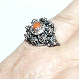 filigranes Einzelstück, Vintage-Trachtenschmuck, Korallen-Ring in Filigrantechnik gearbeitet, alte Handarbeit, Rosette mit Kugeln aus 835 Silber, Oberfläche hell poliert, in den Tiefen geschwärzt, Naturkoralle, Ringweite 53. Dazu paßt Vin 0098-99, Art-Deco um 1920 -	Vintage-Schmuck nur im Onlineshop von danilogold!