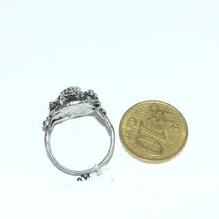 filigranes Einzelstück, Vintage-Trachtenschmuck, Korallen-Ring in Filigrantechnik gearbeitet, alte Handarbeit, Rosette mit Kugeln aus 835 Silber, Oberfläche hell poliert, in den Tiefen geschwärzt, Naturkoralle, Ringweite 53. Dazu paßt Vin 0098-99, Art-Deco um 1920 -	Vintage-Schmuck nur im Onlineshop von danilogold!