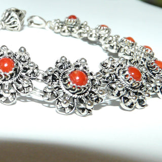filigranes Einzelstück, Trachtenschmuck, filigranes Korallen-Armband in Filigrantechnik gefertigt, 11 Rosetten mit Kugeln aus 835 Silber, in den Tiefen geschwärzt, Oberfläche hell poliert, Naturkoralle, Länge 18 cm + Verlängerungskette mit zierlichem Endstück insgesamt bis auf 21 cm zu verlängern. Dazu passen Vin 0098-99, Art-Deco um 1920 -	Vintage-Schmuck nur im Onlineshop von danilogold!