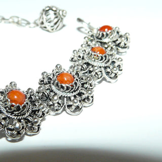 filigranes Einzelstück, Trachtenschmuck, filigranes Korallen-Armband in Filigrantechnik gefertigt, 11 Rosetten mit Kugeln aus 835 Silber, in den Tiefen geschwärzt, Oberfläche hell poliert, Naturkoralle, Länge 18 cm + Verlängerungskette mit zierlichem Endstück insgesamt bis auf 21 cm zu verlängern. Dazu passen Vin 0098-99, Art-Deco um 1920 -	Vintage-Schmuck nur im Onlineshop von danilogold!