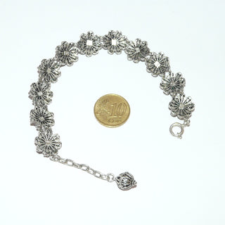 filigranes Einzelstück, Trachtenschmuck, filigranes Korallen-Armband in Filigrantechnik gefertigt, 11 Rosetten mit Kugeln aus 835 Silber, in den Tiefen geschwärzt, Oberfläche hell poliert, Naturkoralle, Länge 18 cm + Verlängerungskette mit zierlichem Endstück insgesamt bis auf 21 cm zu verlängern. Dazu passen Vin 0098-99, Art-Deco um 1920 -	Vintage-Schmuck nur im Onlineshop von danilogold!