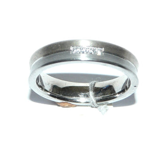 gleichlaufendes Einzelstück, Antragsring, Verlobungsring, Brillantring aus 585 Palladium + 375 Weißgold, zweifarbig gearbeitet, durch eine Rille getrennt, 4 funkelnde Brillanten von zusammen 0,02 Karat RLR, in einer Reihe im Pavé sicher gefaßt, seidenmatt mit polierten Kanten, Ringweite 48,5 - Nur erhältlich im Onlineshop von Juwelier & Goldschmiede Danilo!