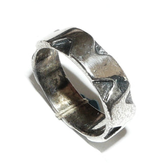 Einzelstück, Trauring, Freundschaftsring, Partnerring, Ring "Dreiecke" aus massivem 925 Silber, gleichlaufend mit einem tief eingearbeiteten Musters aus vertieften Dreiecken, in den Tiefen geschwärzt + poliert, Ringweite 56 -	
Unikatschmuck nur erhältlich im Onlineshop von Juwelier & Goldschmiede Danilo! 
