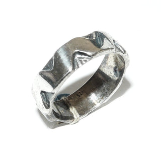 Einzelstück, Trauring, Freundschaftsring, Partnerring, Ring "Dreiecke" aus massivem 925 Silber, gleichlaufend mit einem tief eingearbeiteten Musters aus vertieften Dreiecken, in den Tiefen geschwärzt + poliert, Ringweite 56 -	
Unikatschmuck nur erhältlich im Onlineshop von Juwelier & Goldschmiede Danilo! 
