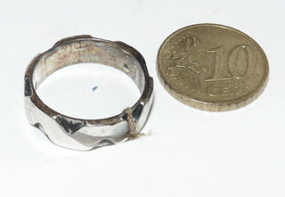 Einzelstück, Trauring, Freundschaftsring, Partnerring, Ring "Dreiecke" aus massivem 925 Silber, gleichlaufend mit einem tief eingearbeiteten Musters aus vertieften Dreiecken, in den Tiefen geschwärzt + poliert, Ringweite 56 -	
Unikatschmuck nur erhältlich im Onlineshop von Juwelier & Goldschmiede Danilo! 
