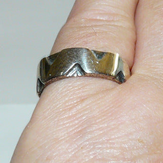 Einzelstück, Trauring, Freundschaftsring, Partnerring, Ring "Dreiecke" aus massivem 925 Silber, gleichlaufend mit einem tief eingearbeiteten Musters aus vertieften Dreiecken, in den Tiefen geschwärzt + poliert, Ringweite 56 -	
Unikatschmuck nur erhältlich im Onlineshop von Juwelier & Goldschmiede Danilo! 
