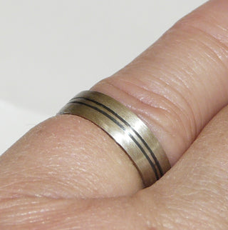 Einzelstück, Trauring, Freundschaftsring, gleichlaufender Ring "Zwei Linien" aus 925 Silber mit einem tief eingearbeiteten Muster, seidenmatt, in den Tiefen geschwärzt, Ringweite 49 -	Nur erhältlich im Onlineshop von Juwelier & Goldschmiede Danilo!