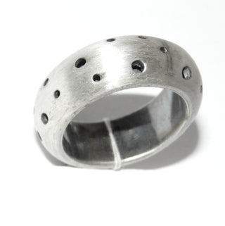 Einzelstück, Trauring, Freundschaftsring, Ring "Nachthimmel" aus 925 Silber, gleichlaufend, Mantelring, halbrunder Querschnitt mit kreisförmigen Bohrungen, die innen geschwärzt sind, seidenmatt, Ringweite 57 -	Einzelstücke nur erhältlich bei www.danilogold-shop.de
