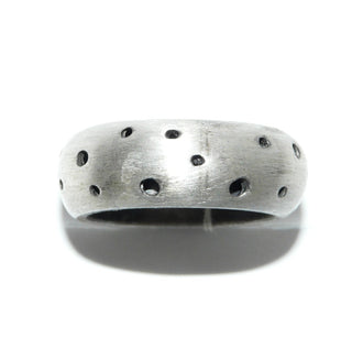 Einzelstück, Trauring, Freundschaftsring, Ring "Nachthimmel" aus 925 Silber, gleichlaufend, Mantelring, halbrunder Querschnitt mit kreisförmigen Bohrungen, die innen geschwärzt sind, seidenmatt, Ringweite 57 -	Einzelstücke nur erhältlich bei www.danilogold-shop.de