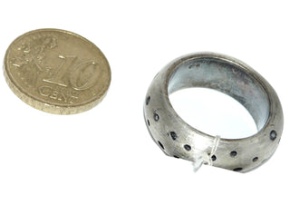 Einzelstück, Trauring, Freundschaftsring, Ring "Nachthimmel" aus 925 Silber, gleichlaufend, Mantelring, halbrunder Querschnitt mit kreisförmigen Bohrungen, die innen geschwärzt sind, seidenmatt, Ringweite 57 -	Einzelstücke nur erhältlich bei www.danilogold-shop.de