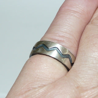 Einzelstück, Trauring Freundschaftsring, Ring "Zick-Zack" aus 925 Silber, gleichlaufend, tief eingearbeitetes Muster, in den Tiefen geschwärzt, seidenmatt, Ringweite 49,5 -	Nur erhältlich im Onlineshop von Juwelier & Goldschmiede Danilo!