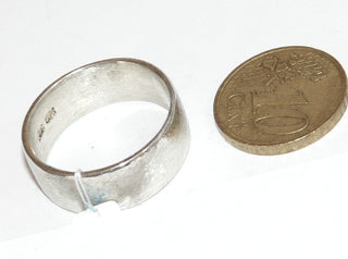 Einzelstück, Trauring, Freundschaftsring, Partnerring, Herrenring "LOVE" aus 925 Silber, gleichlaufend mit innenliegender Gravur "LOVE", Oberfläche tiefe Feilmattierung mit polierten Kanten, Ringweite 63 -	Nur erhältlich im Onlineshop von Juwelier & Goldschmiede Danilo!