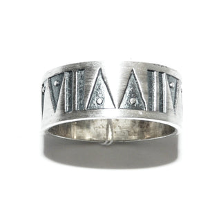 Einzelstück, Herrenring Trauring, Ring "Inka" aus 925 Silber, gleichlaufend, tief eingearbeitetes Muster, Dreiecke mit Punkten + Linien, in den Tiefen geschwärzt, seidenmatt, Ringweite 64 -	Nur erhältlich im Onlineshop von Juwelier & Goldschmiede Danilo!