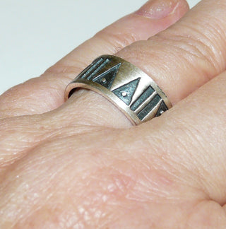 Einzelstück, Herrenring Trauring, Ring "Inka" aus 925 Silber, gleichlaufend, tief eingearbeitetes Muster, Dreiecke mit Punkten + Linien, in den Tiefen geschwärzt, seidenmatt, Ringweite 64 -	Nur erhältlich im Onlineshop von Juwelier & Goldschmiede Danilo!
