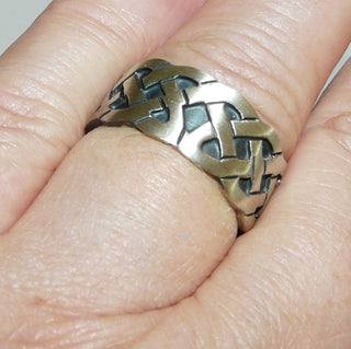 Einzelstück, Trauring, Ring aus 925 Silber "Keltischer Knoten", gleichlaufend, tief eingearbeitetes Muster, in den Tiefen geschwärzt, seidenmatt, massiv, Ringweite 59,5 -	Unikatschmuck nur erhältlich im Onlineshop von Juwelier & Goldschmiede Danilo! 