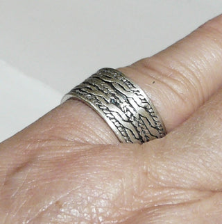 Einzelstück, Trauring, breiter flacher Ring "Kettenmuster" aus 925 Silber, gleichlaufend mit eingearbeitetem Muster, in den Tiefen geschwärzt, seidenmatt + massiv, Ringweite 59,5 -	Unikate und Pretiosen nur erhältlich im Onlineshop der Goldschmiede Danilo!