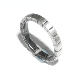Einzelstück, Trauring, Freundschaftsring, schmaler Ring "Karo" aus 925 Silber, gleichlaufend, tief eingearbeitetes Muster aus Quer-Linien, dezent seidenmatt, Ringweite 51 -	Unikatschmuck nur erhältlich im Onlineshop von Juwelier & Goldschmiede Danilo! 