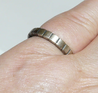 Einzelstück, Trauring, Freundschaftsring, schmaler Ring "Karo" aus 925 Silber, gleichlaufend, tief eingearbeitetes Muster aus Quer-Linien, dezent seidenmatt, Ringweite 51 -	Unikatschmuck nur erhältlich im Onlineshop von Juwelier & Goldschmiede Danilo! 