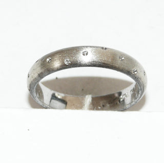 Einzelstück, Trauring, Freundschaftsring, schmaler Ring aus 925 Silber, gleichlaufend mit eingearbeitetem Muster von polierten Kügelchen, seidenmatt + Ränder geschwärzt, Ringweite 53 -	Unikatschmuck nur erhältlich im Onlineshop von Juwelier & Goldschmiede Danilo! 