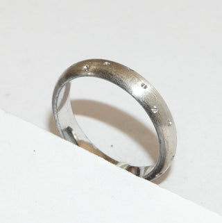 Einzelstück, Trauring, Freundschaftsring, schmaler Ring aus 925 Silber, gleichlaufend mit eingearbeitetem Muster von polierten Kügelchen, seidenmatt + Ränder geschwärzt, Ringweite 53 -	Unikatschmuck nur erhältlich im Onlineshop von Juwelier & Goldschmiede Danilo! 