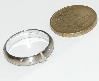 Einzelstück, Trauring, Freundschaftsring, schmaler Ring aus 925 Silber, gleichlaufend mit eingearbeitetem Muster von polierten Kügelchen, seidenmatt + Ränder geschwärzt, Ringweite 53 -	Unikatschmuck nur erhältlich im Onlineshop von Juwelier & Goldschmiede Danilo! 