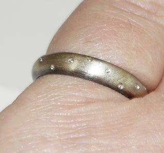Einzelstück, Trauring, Freundschaftsring, schmaler Ring aus 925 Silber, gleichlaufend mit eingearbeitetem Muster von polierten Kügelchen, seidenmatt + Ränder geschwärzt, Ringweite 53 -	Unikatschmuck nur erhältlich im Onlineshop von Juwelier & Goldschmiede Danilo! 
