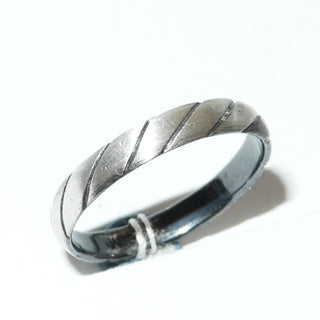 Einzelstück, Trauring, Freundschaftsring, zarter schmaler Ring "Schraffur" aus 925 Silber, gleichlaufend, tief eingearbeitetes Muster aus diagonalen Linien, seidenmatt, Ringweite 55 -	Einzelstücke nur erhältlich bei www.danilogold-shop.de