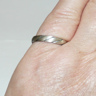 Einzelstück, Trauring, Freundschaftsring, zarter schmaler Ring "Schraffur" aus 925 Silber, gleichlaufend, tief eingearbeitetes Muster aus diagonalen Linien, seidenmatt, Ringweite 55 -	Einzelstücke nur erhältlich bei www.danilogold-shop.de