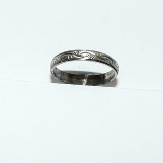 Einzelstück, Freundschaftsring, Trauring, zarter schmaler Ring "Bögen + Kreise" aus 925 Silber, gleichlaufend, graviertes Muster, seidenmatt in den Tiefen geschwärzt, Ringweite 58 -	
Unikatschmuck nur erhältlich im Onlineshop von Juwelier & Goldschmiede Danilo! 

