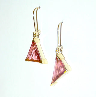 handgefertigte Unikat-Goldohrringe mit 3 dreieckigen, asymmetrischen, facettierten rosa Turmalinen / Rubellite, gefaßt in 750 Gelbgold, Zargenfassungen, Klappbrisuren, 1,7 cm x 0,8 cm bzw. 1,4 cm x 1,1 cm - Goldschmiede Danilo! 