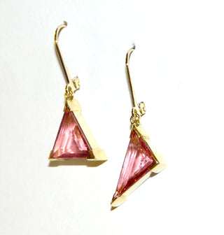 handgefertigte Unikat-Goldohrringe mit 3 dreieckigen, asymmetrischen, facettierten rosa Turmalinen / Rubellite, gefaßt in 750 Gelbgold, Zargenfassungen, Klappbrisuren, 1,7 cm x 0,8 cm bzw. 1,4 cm x 1,1 cm - Goldschmiede Danilo! 