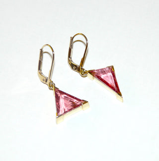 handgefertigte Unikat-Goldohrringe mit 3 dreieckigen, asymmetrischen, facettierten rosa Turmalinen / Rubellite, gefaßt in 750 Gelbgold, Zargenfassungen, Klappbrisuren, 1,7 cm x 0,8 cm bzw. 1,4 cm x 1,1 cm - Goldschmiede Danilo! 
