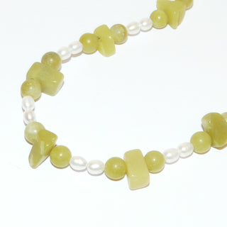 grün-weißes Einzelstück, Unikat Jadecollier, Edelsteinkette aus zitonen- / limonengrüner Jade & Süßwasserzuchtperlen in Reiskornform, Länge 48 cm, Verschluß aus Silber & Metall-Karabiner, auf Stahlseil flexibel aufgefädelt - Goldschmiede Danilo