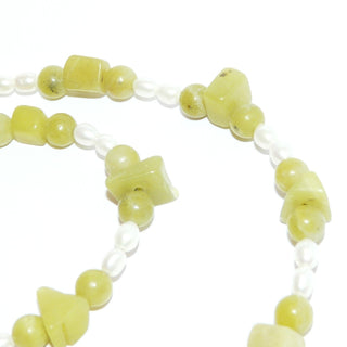 grün-weißes Einzelstück, Unikat Jadecollier, Edelsteinkette aus zitonen- / limonengrüner Jade & Süßwasserzuchtperlen in Reiskornform, Länge 48 cm, Verschluß aus Silber & Metall-Karabiner, auf Stahlseil flexibel aufgefädelt - Goldschmiede Danilo