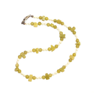 grün-weißes Einzelstück, Unikat Jadecollier, Edelsteinkette aus zitonen- / limonengrüner Jade & Süßwasserzuchtperlen in Reiskornform, Länge 48 cm, Verschluß aus Silber & Metall-Karabiner, auf Stahlseil flexibel aufgefädelt - Goldschmiede Danilo
