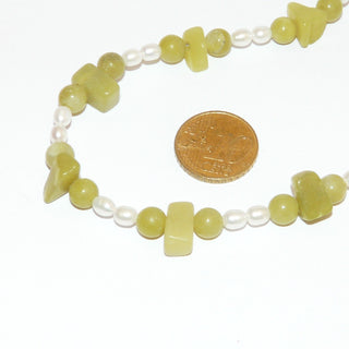 grün-weißes Einzelstück, Unikat Jadecollier, Edelsteinkette aus zitonen- / limonengrüner Jade & Süßwasserzuchtperlen in Reiskornform, Länge 48 cm, Verschluß aus Silber & Metall-Karabiner, auf Stahlseil flexibel aufgefädelt - Goldschmiede Danilo