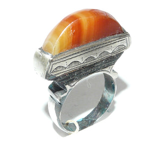 Erhabenes Einzelstück, ungewöhnlicher Vintage-Karneol-Ring aus 925 Silber, flacher Karneol aufrecht in Zarge gehalten, seitlich gravierte Bogenelemente, in den Tiefen geschwärzt, matt, seitliche Einlagen aus schwarzem Holz, Ringweite 59,5, um 1970 - Unikatschmuck nur erhältlich im Onlineshop Goldschmiede Danilo! 