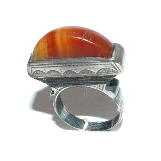 Erhabenes Einzelstück, ungewöhnlicher Vintage-Karneol-Ring aus 925 Silber, flacher Karneol aufrecht in Zarge gehalten, seitlich gravierte Bogenelemente, in den Tiefen geschwärzt, matt, seitliche Einlagen aus schwarzem Holz, Ringweite 59,5, um 1970 - Unikatschmuck nur erhältlich im Onlineshop Goldschmiede Danilo! 