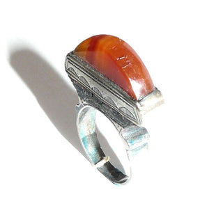 Erhabenes Einzelstück, ungewöhnlicher Vintage-Karneol-Ring aus 925 Silber, flacher Karneol aufrecht in Zarge gehalten, seitlich gravierte Bogenelemente, in den Tiefen geschwärzt, matt, seitliche Einlagen aus schwarzem Holz, Ringweite 59,5, um 1970 - Unikatschmuck nur erhältlich im Onlineshop Goldschmiede Danilo! 