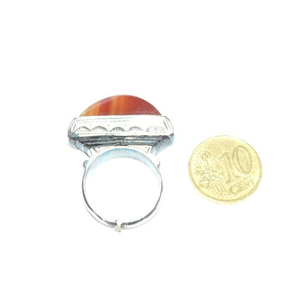 Erhabenes Einzelstück, ungewöhnlicher Vintage-Karneol-Ring aus 925 Silber, flacher Karneol aufrecht in Zarge gehalten, seitlich gravierte Bogenelemente, in den Tiefen geschwärzt, matt, seitliche Einlagen aus schwarzem Holz, Ringweite 59,5, um 1970 - Unikatschmuck nur erhältlich im Onlineshop Goldschmiede Danilo! 