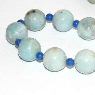 hellblaues Einzelstück, Unikat Statement-Edelsteinkette aus hellgrünblauen & beigegrünen Amazonit-Kugeln Durchmesser 16mm & Blauachat-Kugeln 6mm, Verschluß Metall-Karabiner, Länge 50cm, flexibel auf Stahlseide aufgefädelt - Goldschmiede Danilo